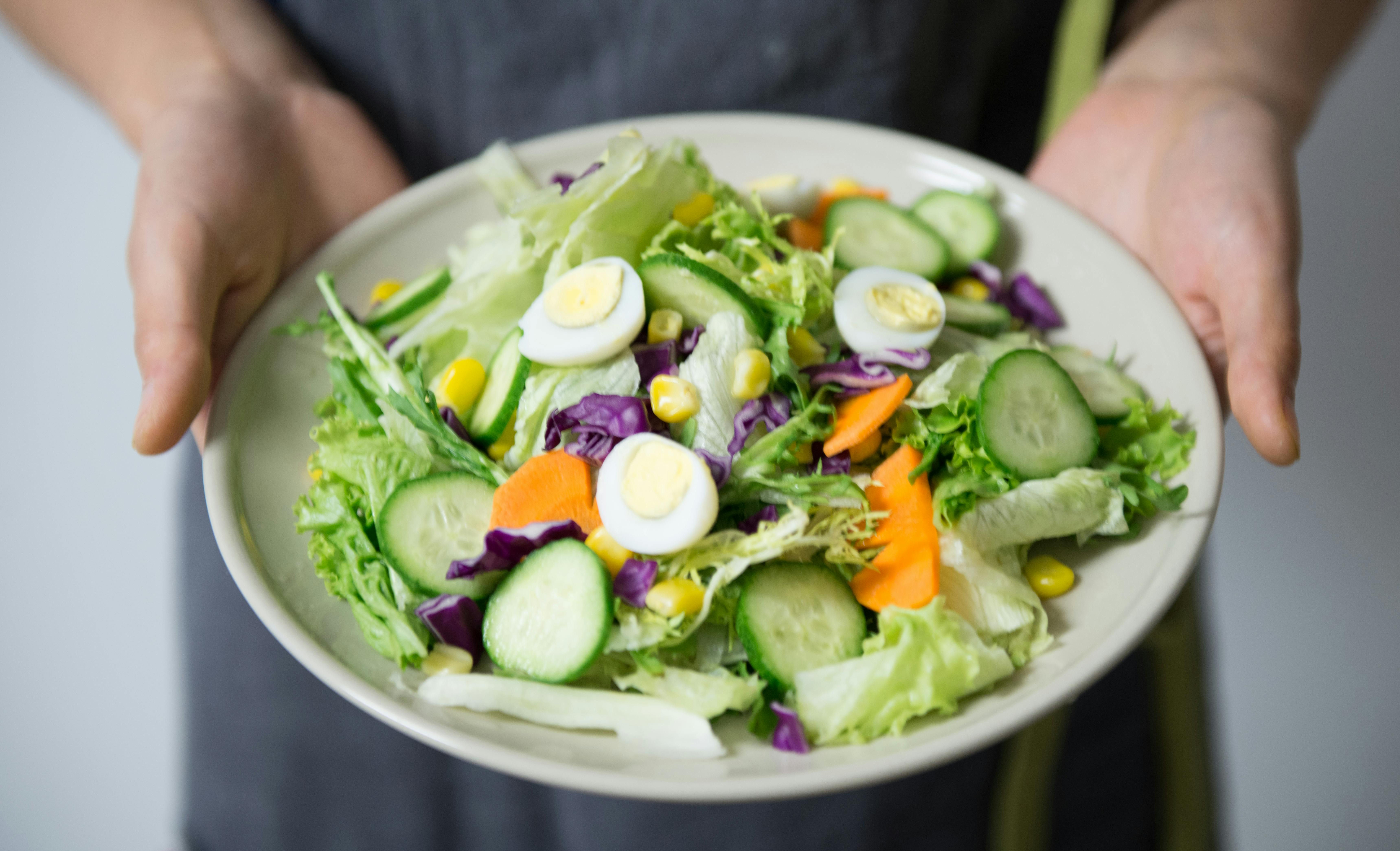 Foto de salada com ovos cozidos, que são alimentos construtores.