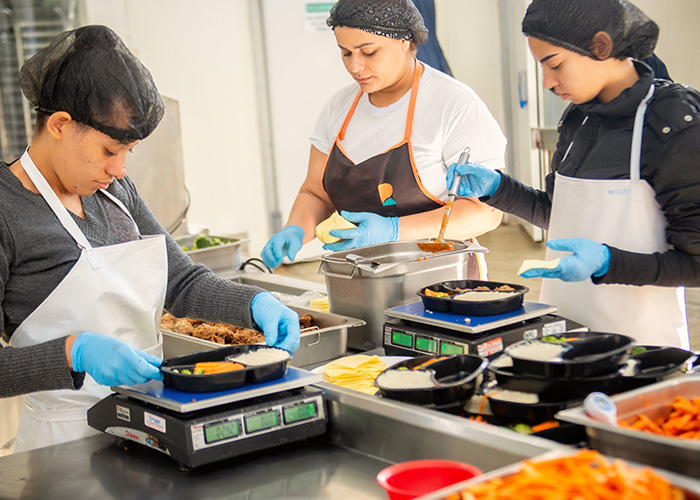 funcionárias seguindo boas práticas de segurança alimentar